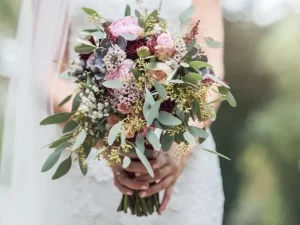 Bruidsboeket met verschillende bloemen op maat gemaakt voor de bruid in de kleuren groen, roze en wit. Love of fields.