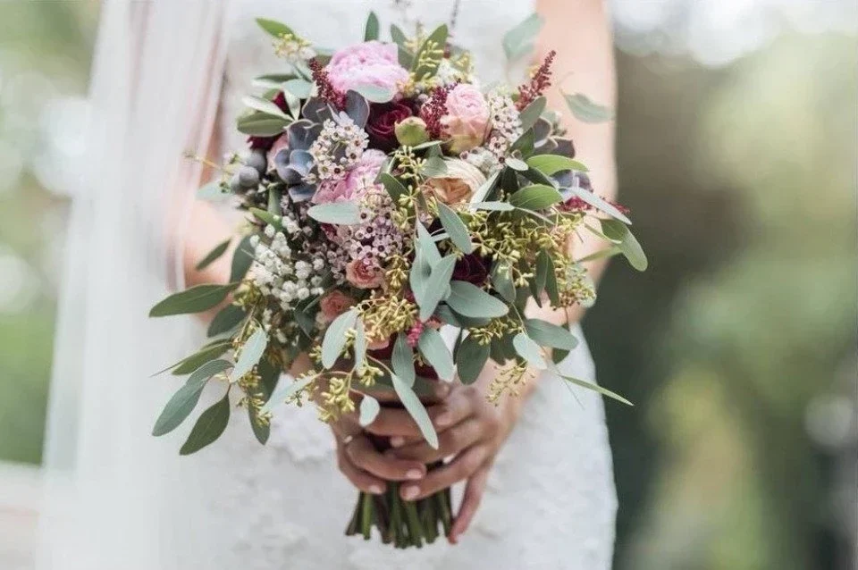 Bruidsboeket met verschillende bloemen op maat gemaakt voor de bruid in de kleuren groen, roze en wit. Love of fields.