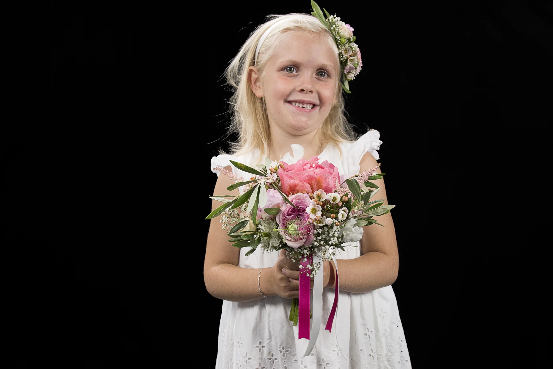 Bruidsboeket voor een bruidsmeisje. Pinkie pink, een boeket met verschillende kleuren pioenrozen.