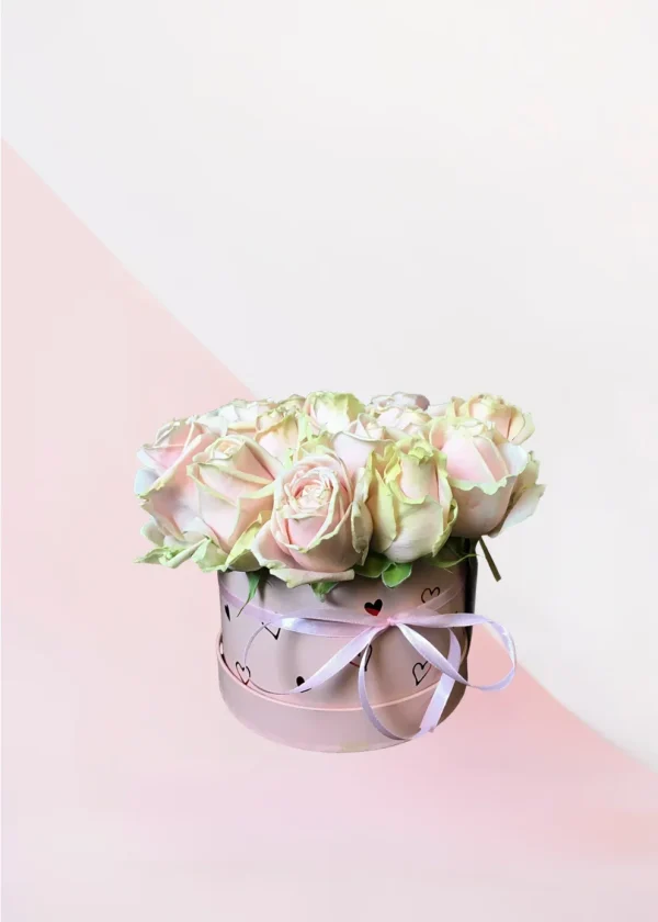 Flower Box Love Pink, een box met zachtroze rozen gestoken in een blok oase. Deze rozen zitten in een zachtroze box met hartjes erop.
