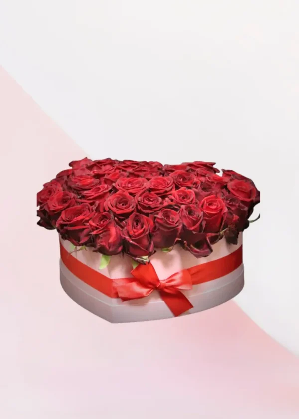 Flowerbox Liefdes Hart, een box in de vorm van een hart met daarom allemaal rode rozen, gemaakt door Bloeibloemen.nl