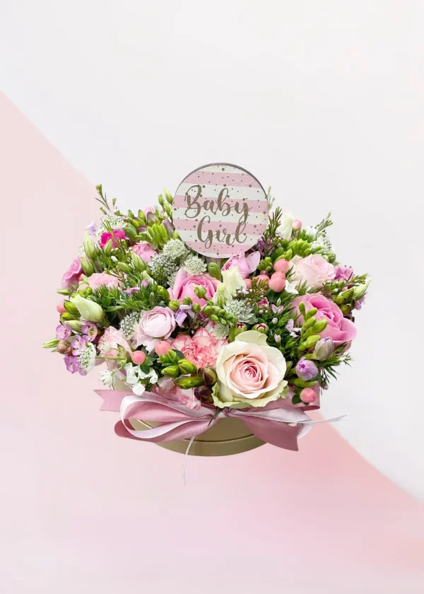 Flowerbox Baby Girl Big geboorte meisje met verschillende roze bloemen. Stuur bloemen bij de geboorte.