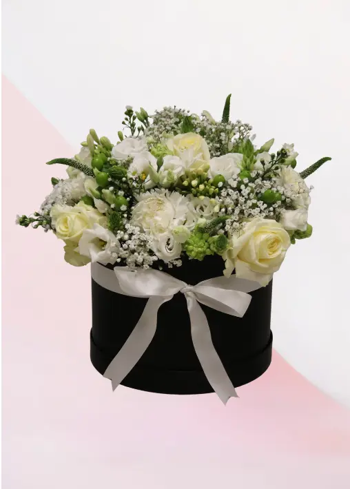 Flower box White Big, grote box met verschillende witte bloemen. Om de zwarte box zit nog een mooi wit lint.