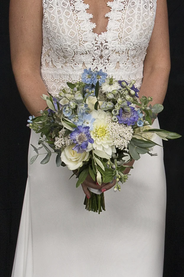Een close up foto van een bruidsboeket in de kleuren wit en lichtblauw/paars. Something Blue.
