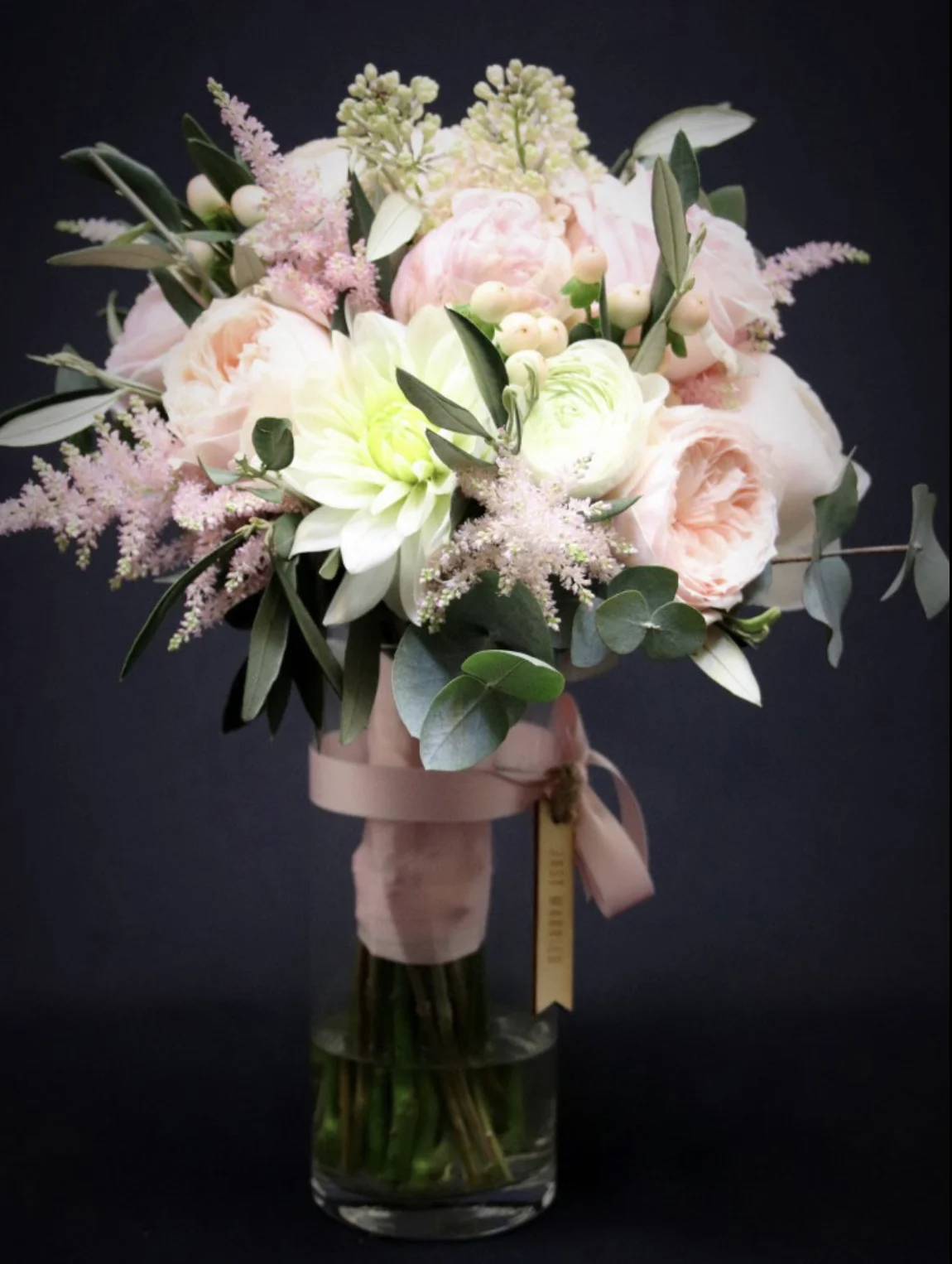 Een close up foto van bruidsboeket Pink Love, een boeket met verschillende soorten bloemen in lichtroze en wit.