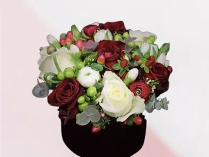Flower Box Red & White een box met verschillende soorten bloemen in rood en wit.