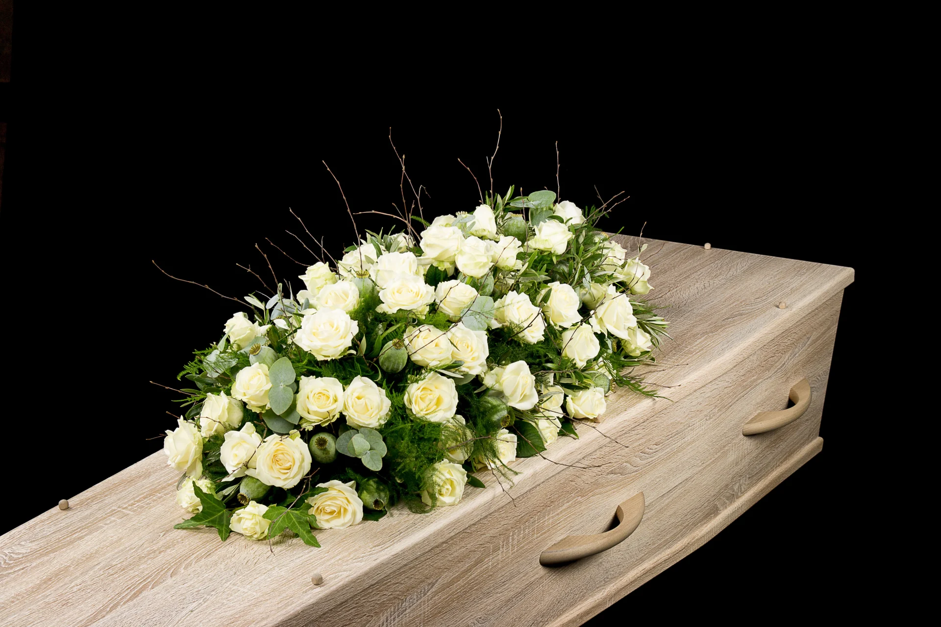 White goodbye, Robust white, een rouw bloemstuk op een kist met witte rozen gemaakt door Bloeibloemen.nl