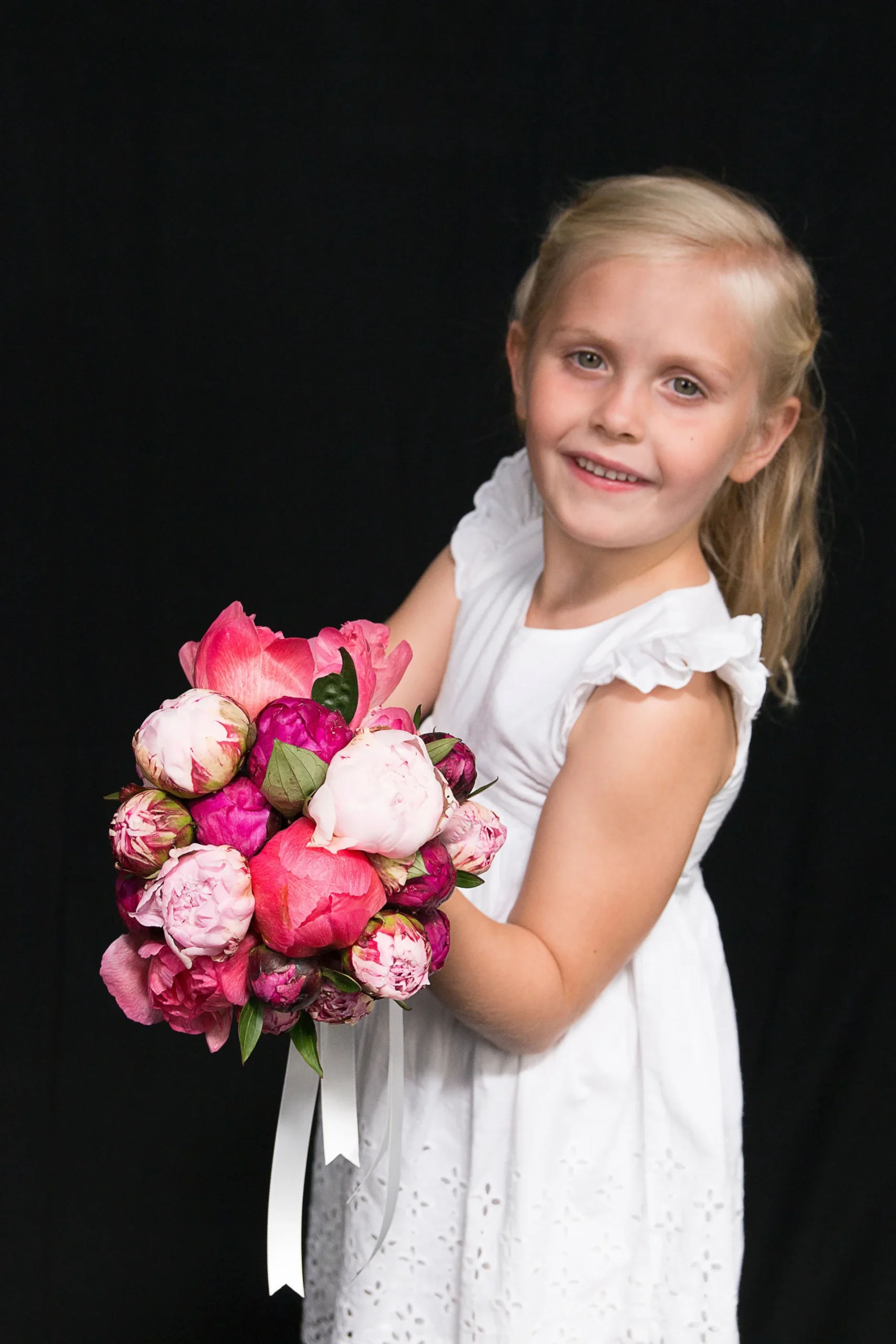 Bruidsboeket voor een bruidsmeisje. Sweet pink, een boeket met verschillende kleuren pioenrozen.