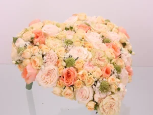 Peach heart, Een prachtig hart met bloemen in peach tinten. Dit is een rouwstuk.