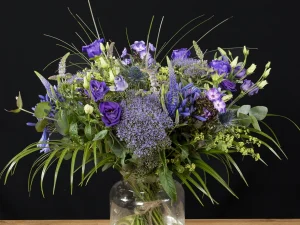Boeket Baby Blue een boeket met verschillende soorten bloemen in de kleuren blauw en paars, een boeket bloemen voor de geboorte van een zoon.