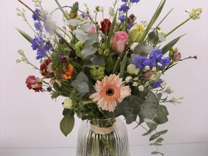 Voorjaarboeket met van Bloeibloemen.nl een voorjaarsboeketboeket met voorjaarsbloemen in verschillende kleuren. Ook in een bloemenabonnement.