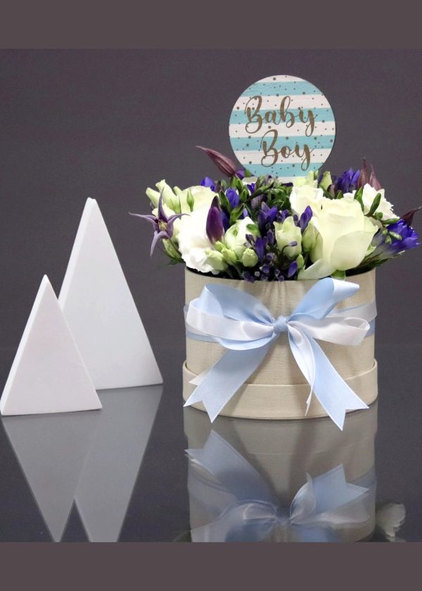Baby box boy, een box met verschillende bloemen in de kleuren wit en blauw als cadeau voor de geboorte van een jongen
